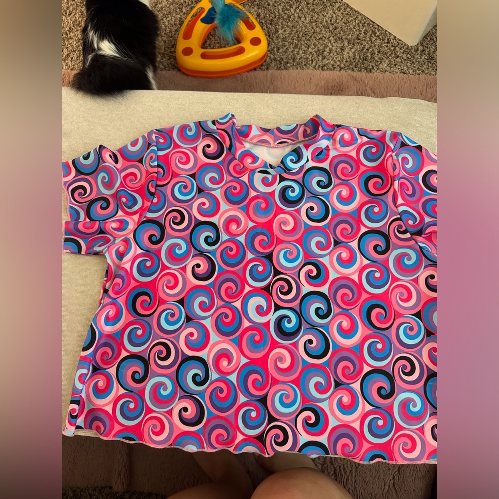 High collar swirl print tee